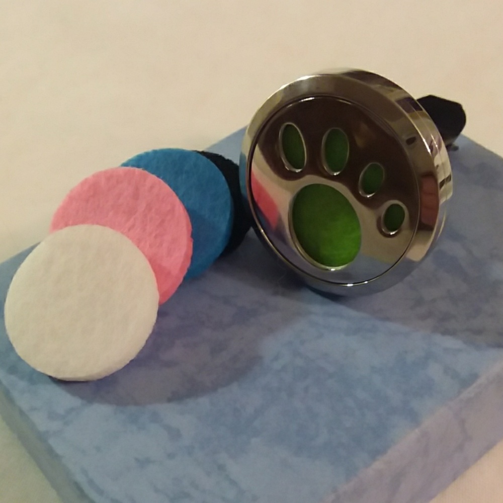 Dog paw car vent aromatherapy locket diffuser - Picture 3 of 3